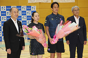 （左から）貴志教育長、相澤主将、楠本監督、宮﨑県教育長