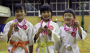 団体戦３位の（左から）梶本さん、通阪さん、水越さん