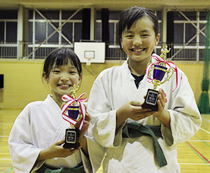 小学５年生女子の部で３位の水越凜華さん㊧と通阪紗來さん