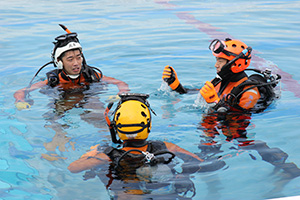 機動救難士から技術を教わる潜水隊員