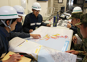 災害時の情報連携について意見交換する和歌山市職員と陸上自衛隊の情報連絡員ら