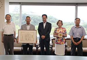 尾花市長㊥を訪問した（左から）宮井三起理事、樫原代表理事、宮井旬子副代表理事、木村理事