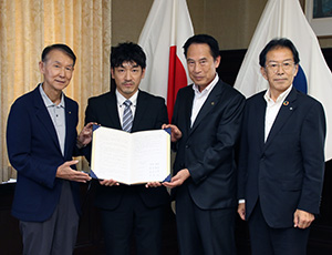 協定書を手に（左から）岸本知事、芳井代表取締役、尾花市長、井澗町長