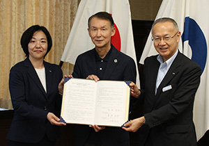 協定書を手に（左から）富澤支社長、岸本知事、小谷野社長