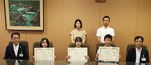 賞状を手にする（前列左２人目から）篠崎さん、林さん、山本さん