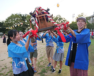 日本の夏祭りを体験するエストニアラジオ放送少女合唱団
