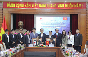 ベトナム文化・スポーツ・観光省との覚書に調印する岸本知事（前列中央左）（県提供）