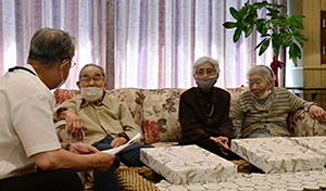 神出市長㊧と歓談する谷端さん（左から２人目）、辻さん（同３人目）、新家さん