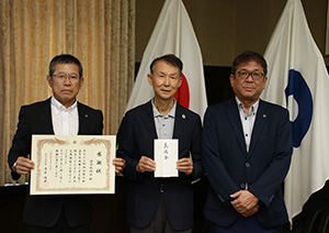 贈呈式に出席した（左から）山本会長、岸本知事、濱地事務局長