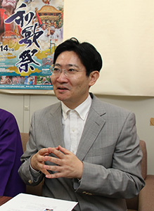 和歌祭と保存会の活動について話す磯田教授