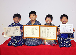 優秀な成績を収めた（左から）松本あさひさん、福西凌成さん、松浦史明さん、松本滉正さん