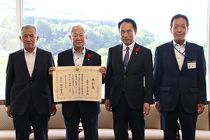尾花市長（左から３人目）に防災大臣表彰を報告した石井会長（同２人目）ら