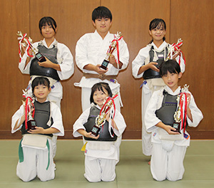 優秀な成績を収めた（前列左から）梶本さん、水越さん、小山さん、（後列左から）通阪幸徠さん、田中さん、通阪紗來さん