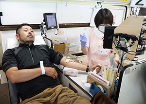 献血に協力するグループ関係者