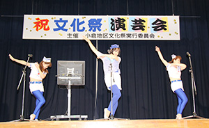 息の合ったダンスを披露する（左から）丹羽副議長、貴子夫人、楠部さん