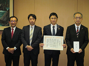 山中会長（左から３人目）ら生命保険協会県協会の皆さんと高橋局長㊨