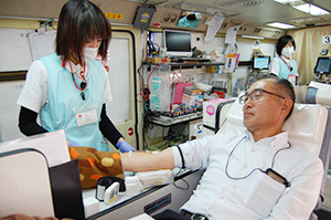 献血に協力する職員ら