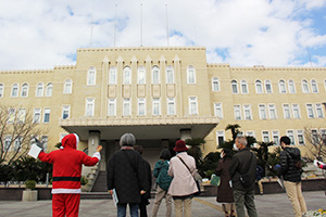 登録有形文化財の県庁本館を正面から眺める参加者