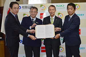 協定書を手に(左から)藤原さん、山口さん、岸本知事、手島さん