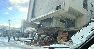 倒壊した輪島市の建物（日赤和歌山医療センター提供）
