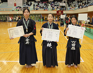中学生女子の部を制した岩出少年剣道クラブ