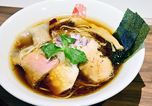 ３種類のチャーシューが乗った一番人気の「名古屋コーチン醤油ラーメン」