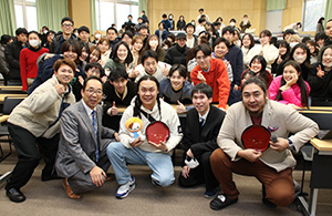 和歌山大学の学生たちと記念のカメラに収まるバルサーさん（前列中央）