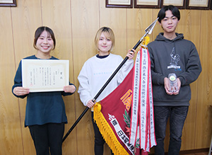 電卓西日本大会で優勝した江川珠算塾のメンバー（右から杉山さん、笈川さん、冨岡さん）