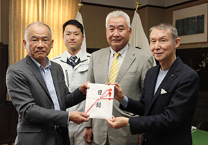 目録を手に（左から）奥会長、江川達也さん、江川代表取締役、岸本知事