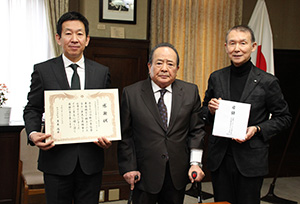 目録と感謝状を手に（左から）弘田社長、小川会長、岸本知事