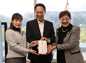 義援金目録を手に（左から）宮井さん、尾花市長、多田会長