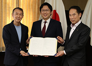 協定書を手に（左から）岸本知事、岡田社長、尾花市長