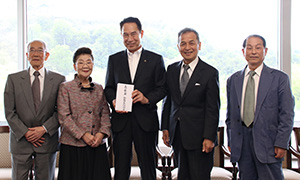 義援金を尾花市長（中央）に届けた森本会長（左から２人目）ら和歌山文化協会役員の皆さん