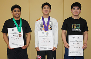 上位入賞した（左から）松本選手、米原選手、松嶋選手